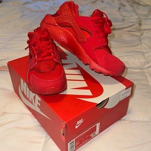 NEW Nike Huarache size 5.5 youth